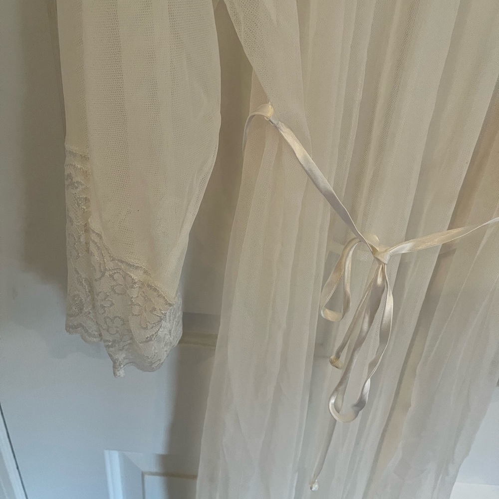 InBloom White Robe- never used - Picture 2 of 3